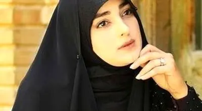 خانم مجری تلویزیون با یک تیپ مجلسی خودنمایی کرد