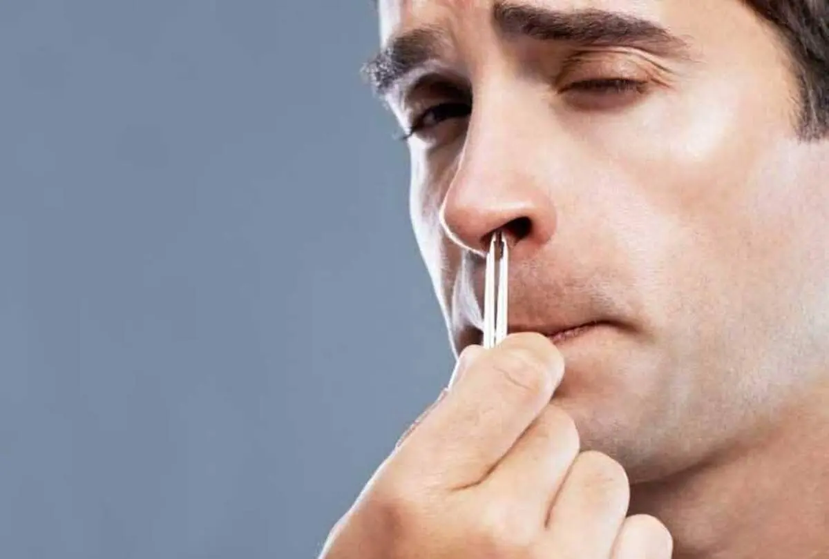 چرا نباید موهای بینی را با موچین یا موم بکنیم؟