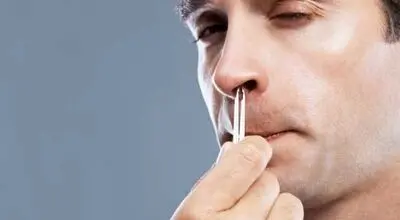 چرا نباید موهای بینی را با موچین یا موم بکنیم؟