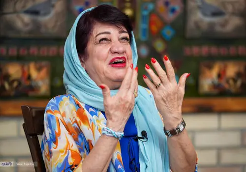 شعر خوانی عاشقانه مهران مدیری در پشت‌صحنه «استخر» + فیلم
