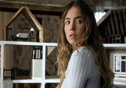 اقدام تبلیغاتی بدون مجوز یک بازیگر معروف روی تابلوی مشهور شهر