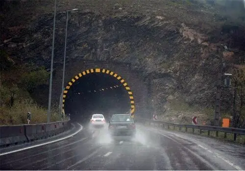 خطر ریزش سنگ در جاده چالوس