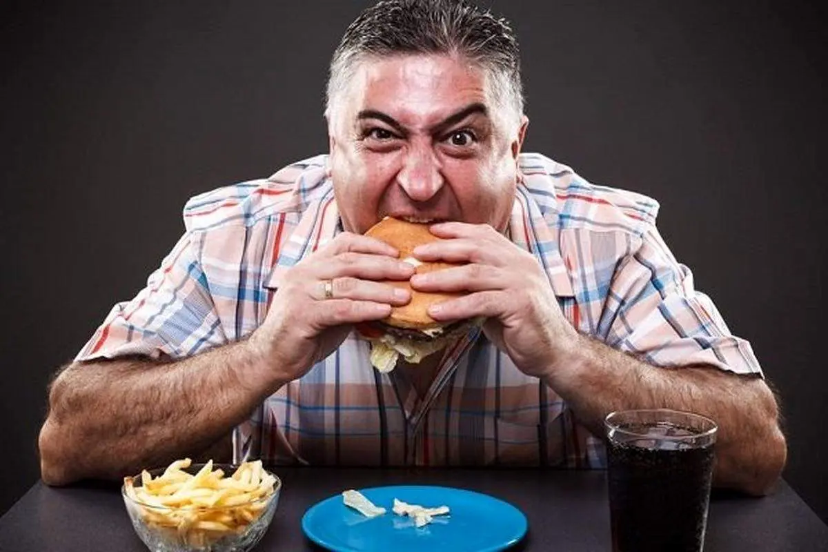 غذا خوردن با حواسپرتی باعث چاقی میشود