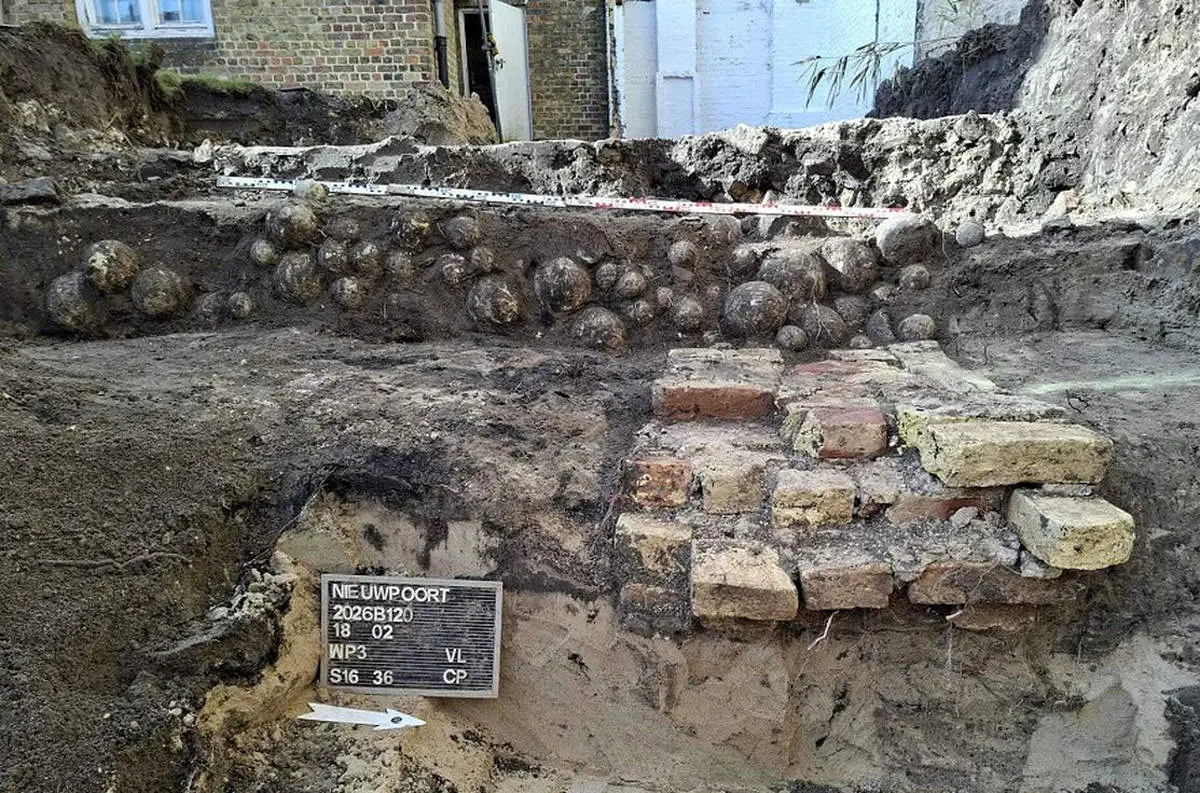 کشف انباری قدیمی با بیش از ۴۰۰ گلوله توپی+عکس