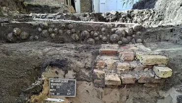کشف انباری قدیمی با بیش از ۴۰۰ گلوله توپی+عکس