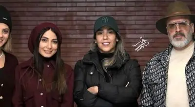 دورهمی بازیگران در نمایش «باران اسیدی»؛ از استایل متفاوت بهرنگ علوی تا حضور پسر سپند امیر‌سلیمانی!