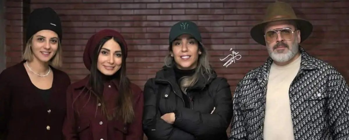 دورهمی بازیگران در نمایش «باران اسیدی»؛ از استایل متفاوت بهرنگ علوی تا حضور پسر سپند امیر‌سلیمانی!