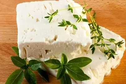 طرز تهیه پنیر خانگی سالم و خوشمزه در ۵ مرحله ساده
