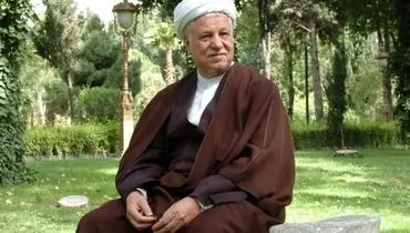 هاشمی رفسنجانی در لباس ارتش و در کنار نوه‌هایش
