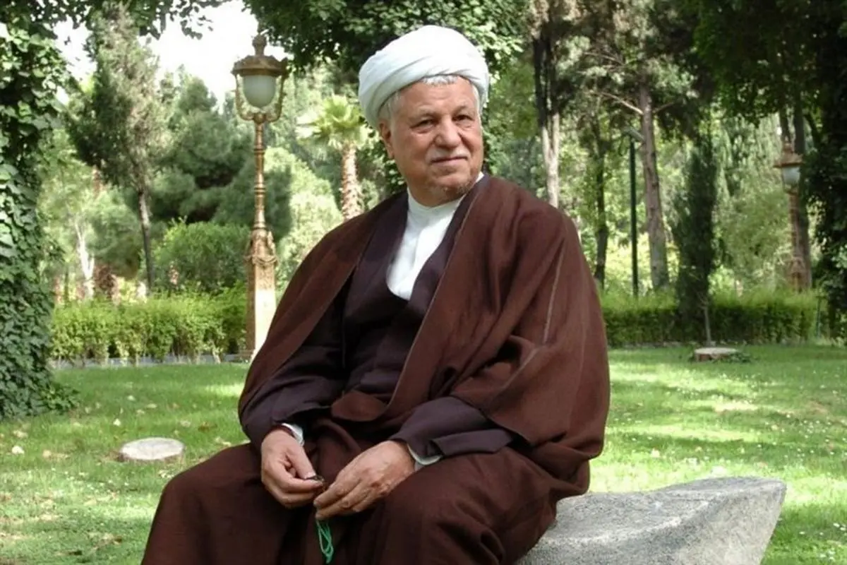 هاشمی رفسنجانی در لباس ارتش و در کنار نوههایش