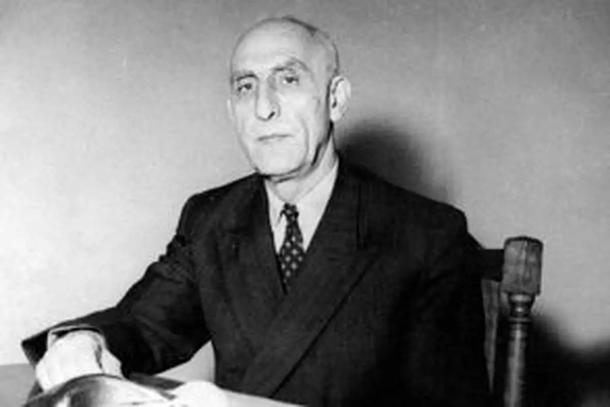 تصویر بوسه مصدق بر دستان ثریا اسفندیاری