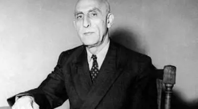 تصویر بوسه مصدق بر دستان ثریا اسفندیاری