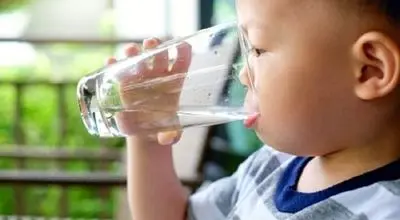کودکان در روز چند لیوان آب باید بنوشند؟