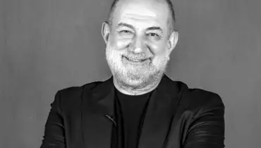 «آتیلا پسیانی» در خردسالی و در حال بازی با گرامافون؛ اواخر دهه 30