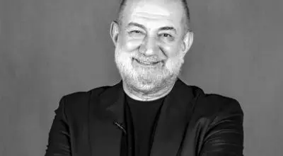 «آتیلا پسیانی» در خردسالی و در حال بازی با گرامافون؛ اواخر دهه 30