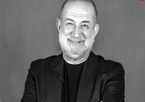 «آتیلا پسیانی» در خردسالی و در حال بازی با گرامافون؛ اواخر دهه 30