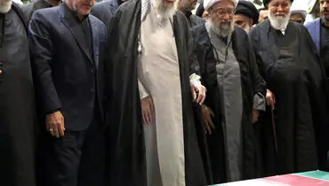 تصاویر بدرقه کم نظیر شهدای خدمت از جمله شهید رئیسی توسط مردم و مسئولان+نماز رهبر انقلاب