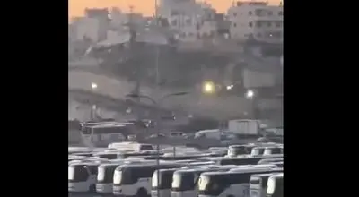 اتوبوسهای حامل اسرای فلسطینی از زندان عوفر خارج شدند + فیلم