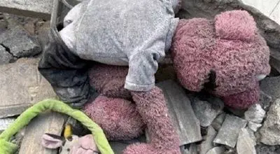 جناب‌خان به عروسک خودش زیر آوار واکنش نشان داد
