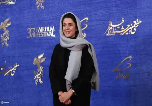 «لیلا حاتمی» در حال گرفتن جایزه از «فریماه فرجامی»؛ 28 سال قبل