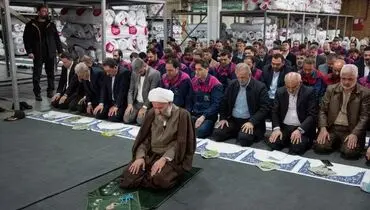 اقامه نماز رئیس جمهور در بین کارگران صنعت پارچه