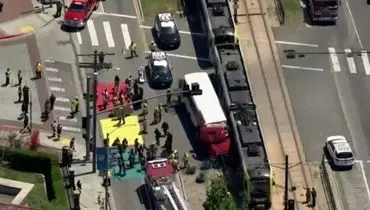 تصادف وحشتناک قطار با اتوبوس در لس‌آنجلس/ ۵۰ نفر زخمی شدند