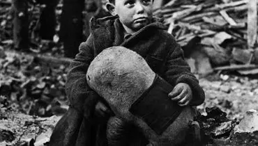 تصویر عجیب بستنی خوردن کودک انگلیسی روی یک مین دریایی در سال ۱۹۴٠ + عکس
