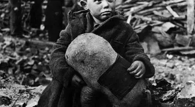 تصویر عجیب بستنی خوردن کودک انگلیسی روی یک مین دریایی در سال ۱۹۴٠ + عکس
