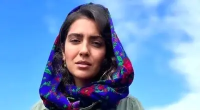 قابی زیبا از مونا کرمی کنار مادرش