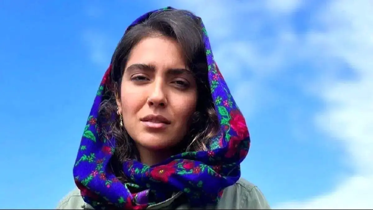 قابی زیبا از مونا کرمی کنار مادرش