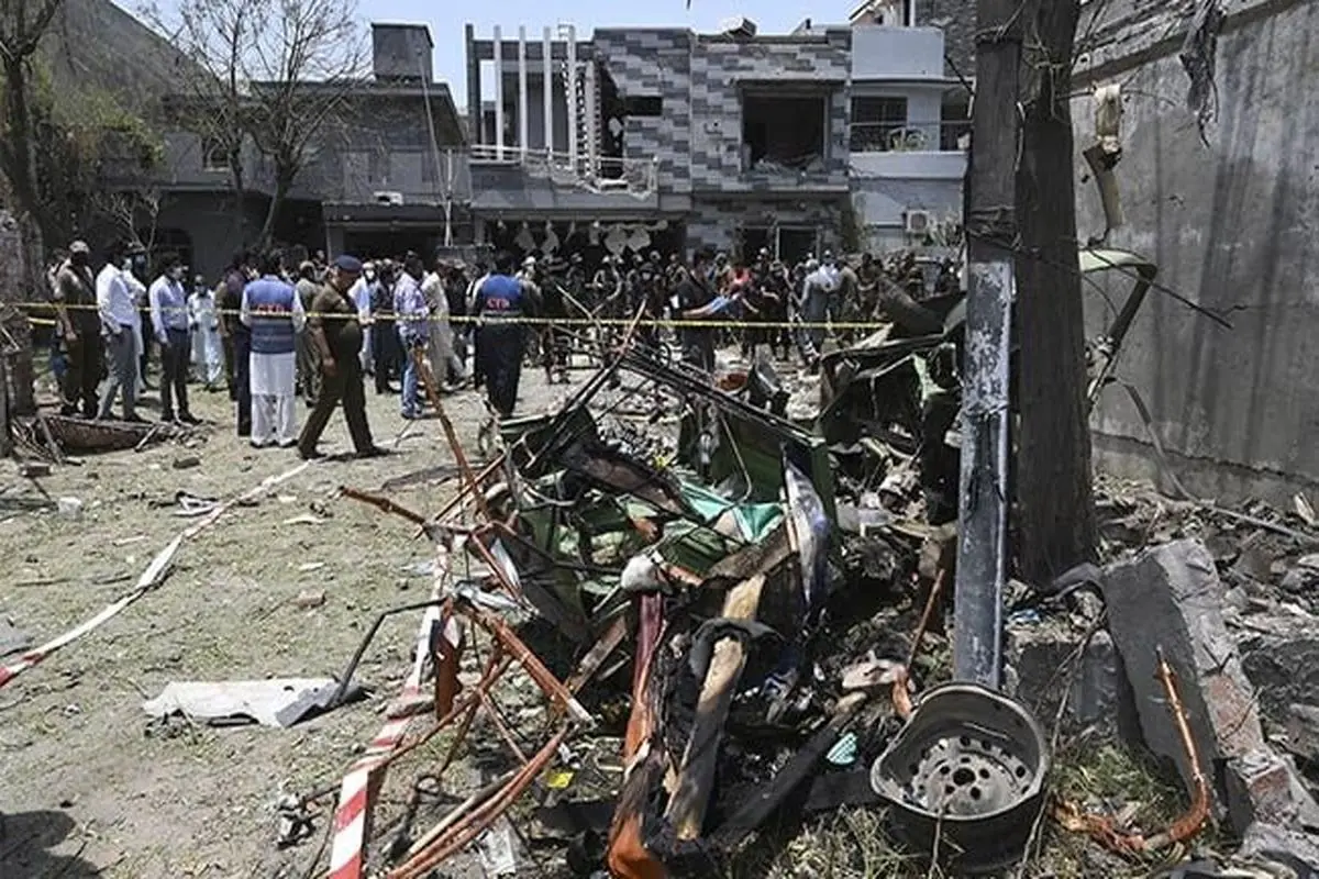 انفجار بمب در مسجد و بازاری در پاکستان؛ ۲۳ نفر کشته و زخمی شدند