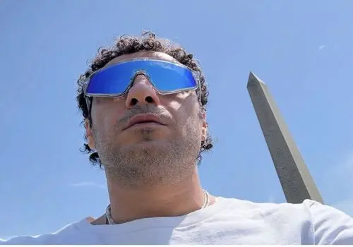 استایل جدید نوید محمدزاده از داخل سرویس بهداشتی