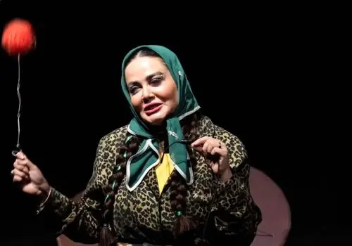  «جمشید هاشم پور» در 27 سالگی در حال خوانندگی در کافه؛ سال 50
