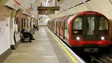 «درگیری نمایشی در مترو؛ وقتی واگن تبدیل به رینگ کشتی کج شد»+فیلم