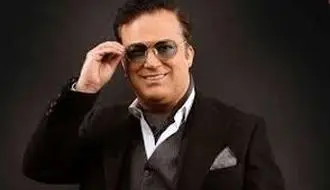 بوسه حامد آهنگی بر دستان مادرش در حین اجرای کنسرت!/ویدیو 