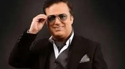 بوسه حامد آهنگی بر دستان مادرش در حین اجرای کنسرت!/ویدیو 