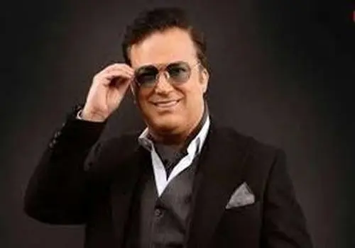 بوسه حامد آهنگی بر دستان مادرش در حین اجرای کنسرت!/ویدیو 