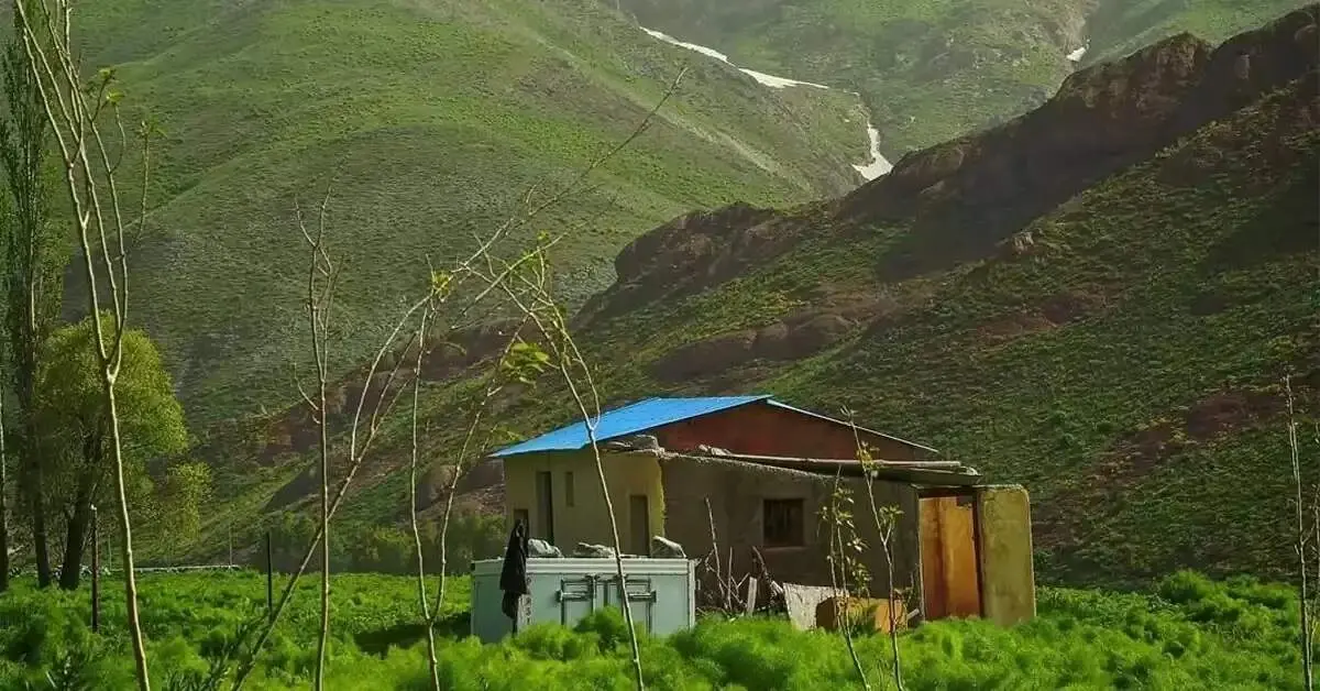 روستای آزادبر کجاست؟
