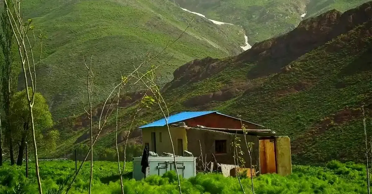 روستای آزادبر کجاست؟
