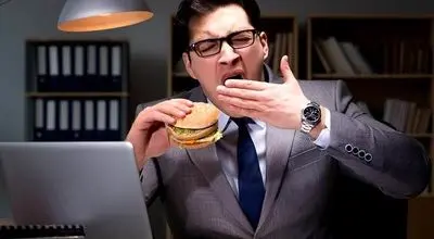 چرا دیر غذا خوردن برای بدن خطرناک است؟

