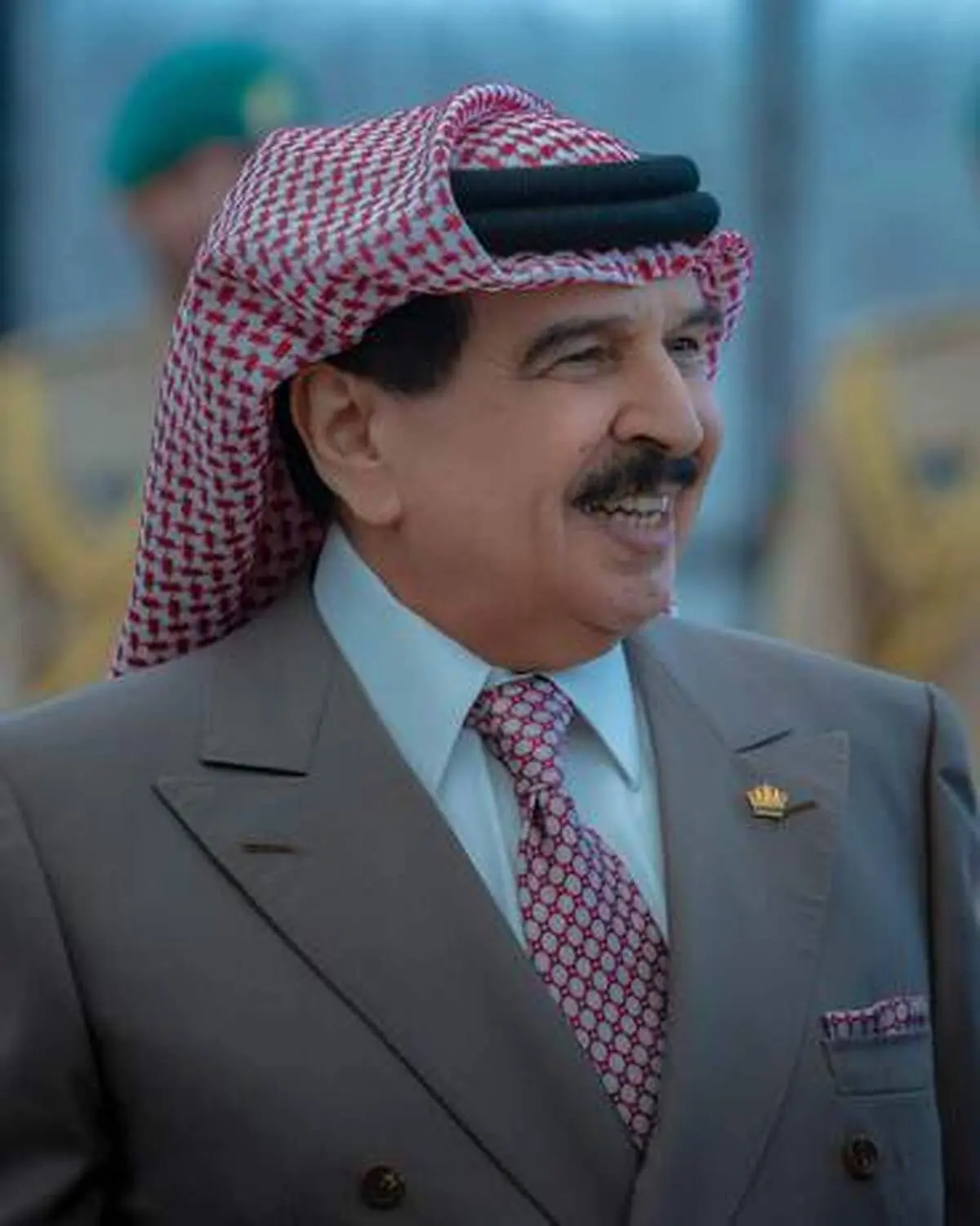 کت‌وشلوار و چفیه پادشاه بحرین در بریتانیا/عکس
