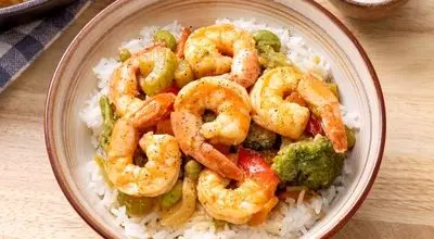 میگو سرخ‌شده با سبزیجات؛ ترکیبی سالم، سریع و خوشمزه+ تصاویر
