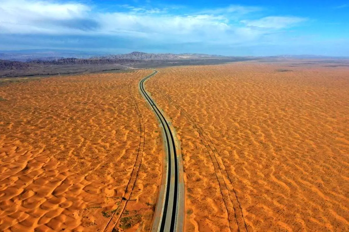 معما در بیابان؛ پیدا شدن یک شیء عجیب داغ! + عکس