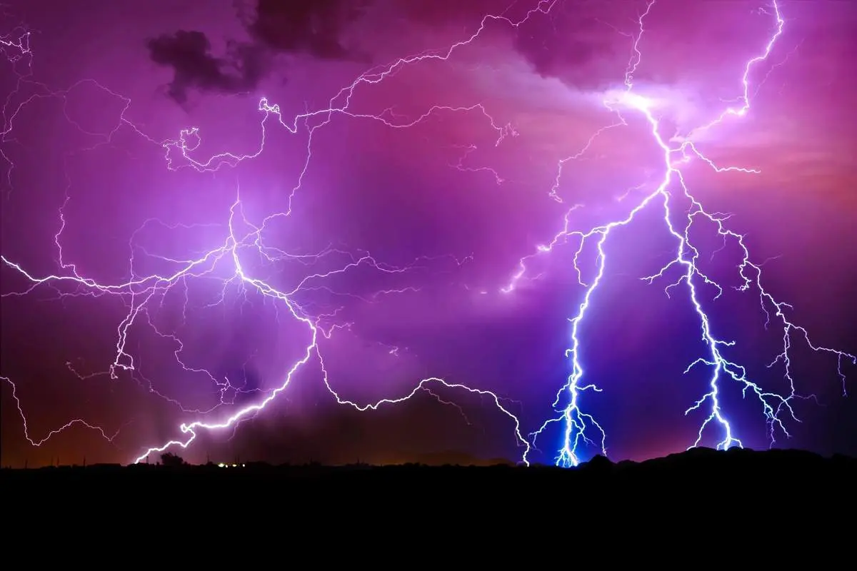 سرعت و گرمای فوق العاده بالای صاعقه در هنگام برخورد با آب را ببینید+ فیلم