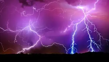 لحظه شگفت انگیز برخورد صاعقه با آتشفشان+ فیلم