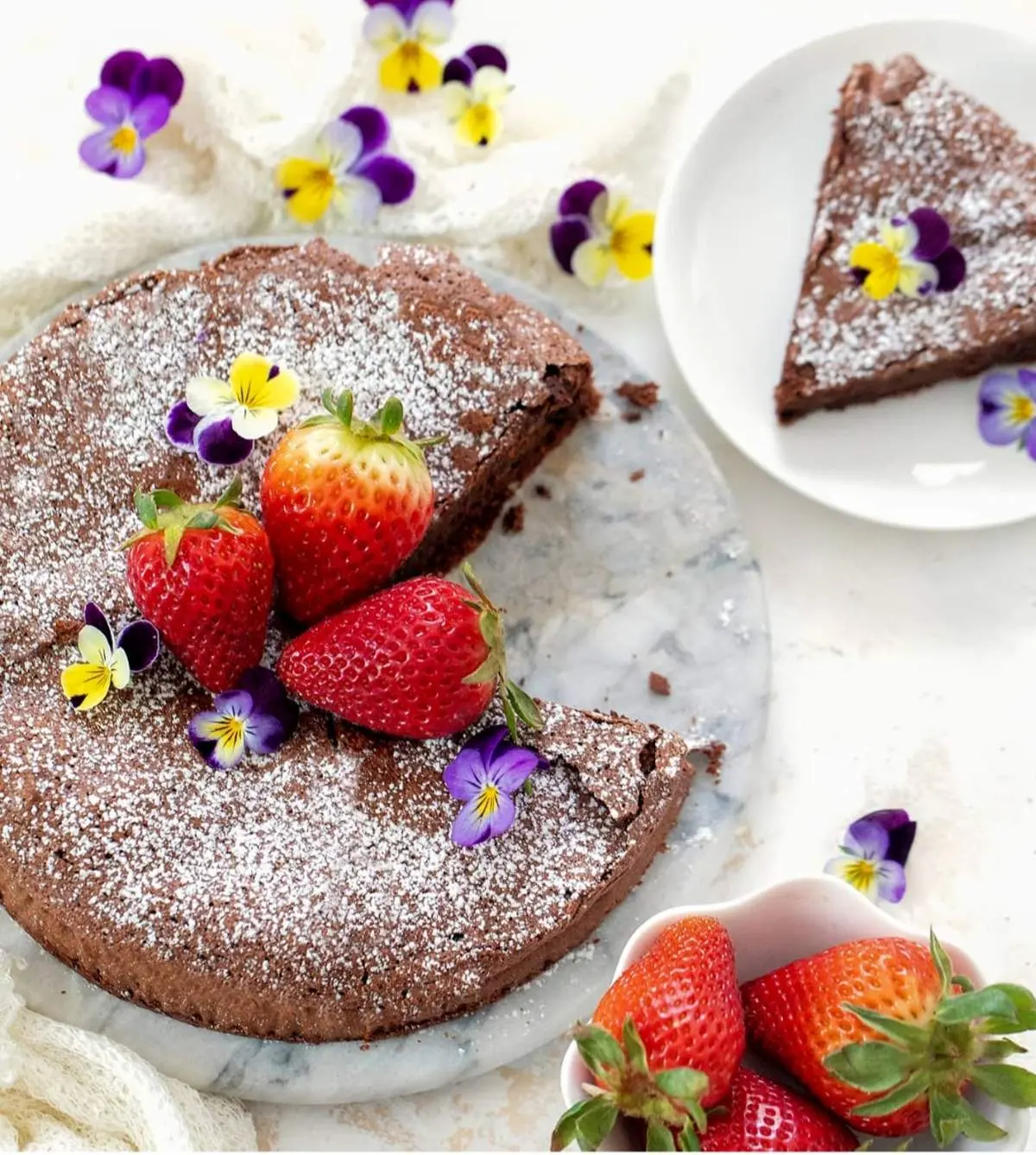 کیک شکلاتی خوش طعم ولذیذ؛ فقط با دو ماده ساده