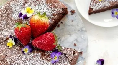 کیک شکلاتی خوش طعم ولذیذ؛ فقط با دو ماده ساده