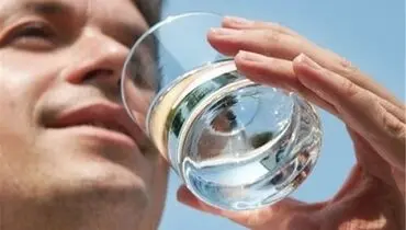 نوشیدن آب یخ پس از غذا خوردن را ترک کنید
