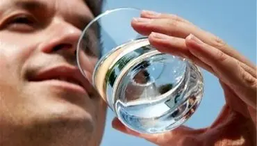 نوشیدن آب یخ پس از غذا خوردن را ترک کنید
