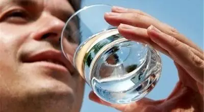 نوشیدن آب یخ پس از غذا خوردن را ترک کنید
